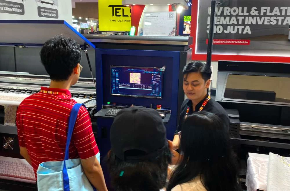 Pengunjung melihat teknologi mesin cetak terbaru Texco yang didemonstrasikan di pameran AllPrint Indonesia 2026.