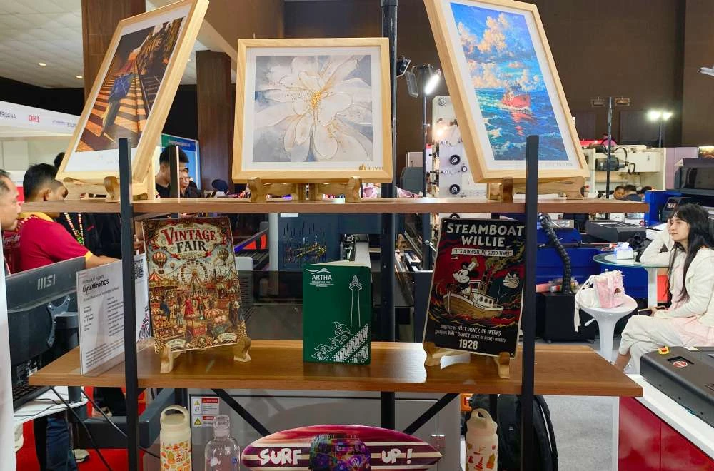Beragam produk dekorasi dan merchandise hasil cetak digital dipamerkan sebagai peluang bisnis di AllPrint Indonesia 2026.